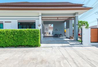 7 Days Happiness Pool Villa has Balcony rooms