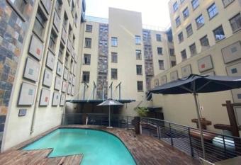 409 Mapungubwe Hotel has rooms with a private hot tub