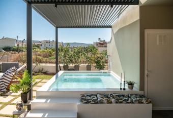 HappyHouse Villa has rooms with a private hot tub