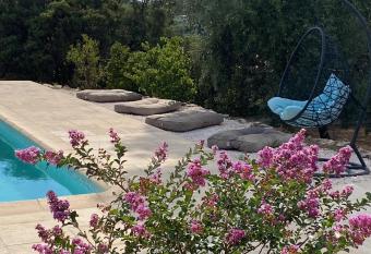 la nina allows 18 year olds to book a room