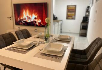 Business Suite 04 mit Netflix Premium & Parkplatz, zentral zu Audi & Schwarz Gruppe with Fu  bodenheizung allows 18 year olds to book a room