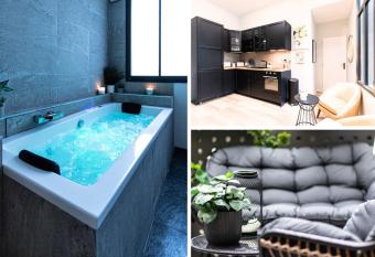 L instant l  ger - Centre ville has rooms with a private hot tub