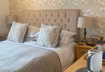 Country Room Near Spalding King Size Bed, Breakfast, Parking, allows 18 year olds to book a room