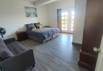 CASA AMPLIA PARA DISFRUTAR EN FAMILIA Y CON AMIGOS has Balcony rooms