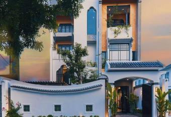 6BR pool villa with professional karaoke room has rooms with a private hot tub