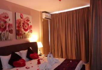 Delora Hotel and Suites has rooms with a private hot tub