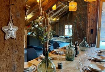 Stone Lake Luxury Lodge has rooms with a private hot tub