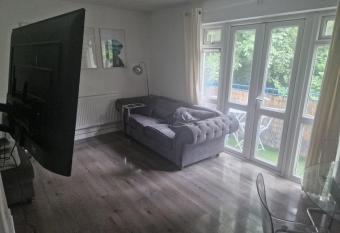Immaculate 1-Bed Apartment in Woodford Green has Balcony rooms
