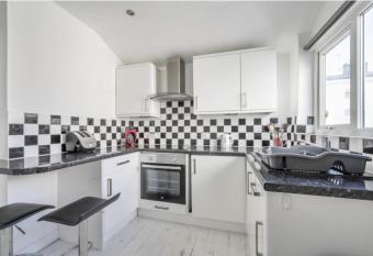 Torquay cottage, a stroll from the seafront allows 18 year olds to book a room