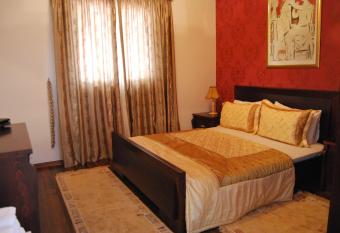 Hotel Panorama Sarande has rooms with a private hot tub