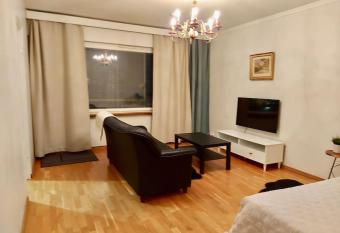 Kaksio idyllisell   alueella l  hell   luontoa. has Balcony rooms