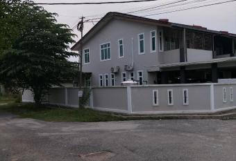 RS Homestay@Kota Bharu has rooms with a private hot tub