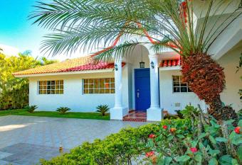 Guavaberry i43 4BR BBQ Pool Villa 5min to Beach has rooms with a private hot tub