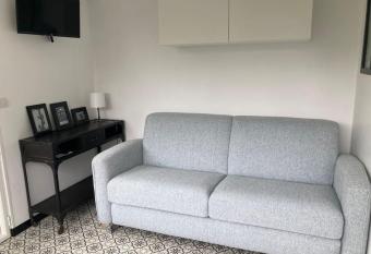 Studio Athis/Juvisy sur Orge allows 18 year olds to book a room