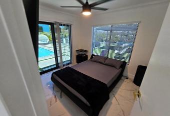 OLYMPIC 50 ft POOL PARADISE perfect for all FAMILY events,10 min from ANNA MARIA has rooms with a private hot tub