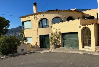 CasaLeo - Roses / Costa Brava allows 18 year olds to book a room