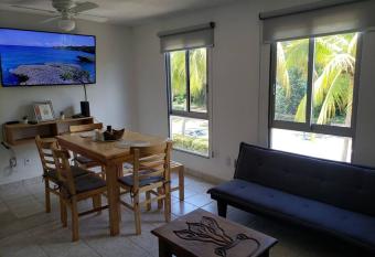 Lindo condominio, cerca de playa, y Avenida Principal allows 18 year olds to book a room