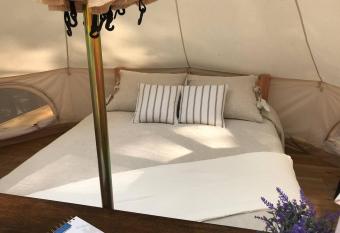 Bee Glamping Farm has rooms with a private hot tub