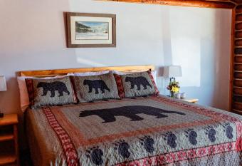 Big Medicine Cabins has Balcony rooms