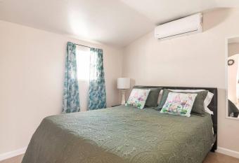 Comfortable private room in Tampa: Villa Romantic. allows 18 year olds to book a room