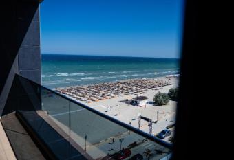 Maria apartament mamaia nord has rooms with a private hot tub