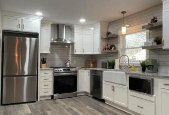 Freshly-remodeled, dog-friendly Westwood charmer! has Balcony rooms