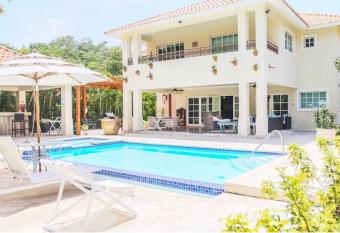Metro Country Club, beautiful beach house has rooms with a private hot tub
