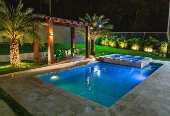 Hermosa villa para 9 personas allows 18 year olds to book a room