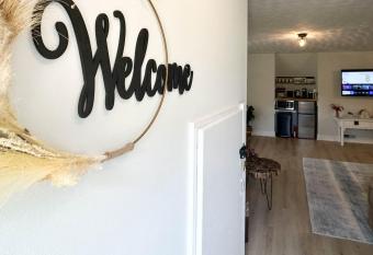 Dreamy Boho Remodeled Cottage with Mountain Views has Balcony rooms