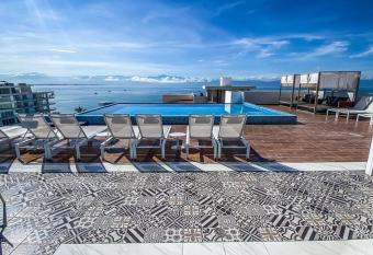 La Cruz de Huanacaxtle, a solo una cuadra del mar has rooms with a private hot tub