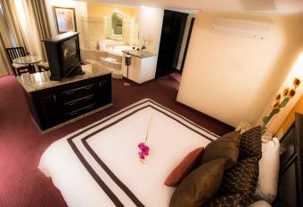 Hotel Ticuan has rooms with a private hot tub