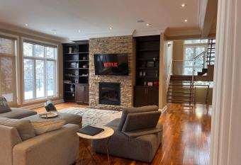 Manotick Villa has rooms with a private hot tub