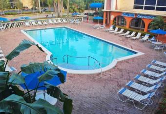Centrally located Studio. Close to beach, with pool and restaurant on site has Balcony rooms