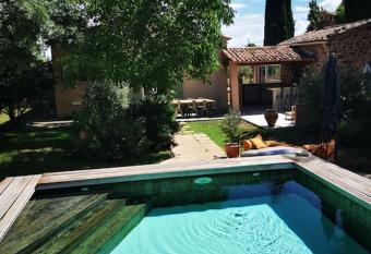 Villa proven  ale, piscine et jacuzzi priv  s. has rooms with a private hot tub