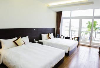 J&C HOTEL has Balcony rooms