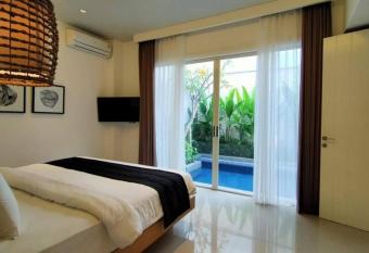 Felice Homey 2BR Villa Uluwatu has rooms with a private hot tub