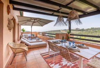   tico Casares Golf & sea       views has rooms with a private hot tub