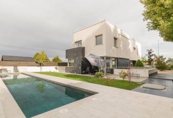 Villa Oasis en Madrid con 3Hab, 4ba  os y elegante piscina has rooms with a private hot tub