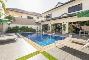 Kamala Fantasy - Studio Pool Access Bungalow allows 18 year olds to book a room