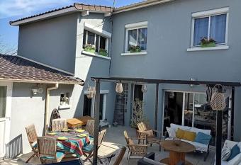 Maison avec terrasse, au calme, proche de Paris has Balcony rooms