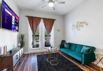 Modern Condo Mins to AT&T Stadium/DFW AP-King Bed allows 18 year olds to book a room