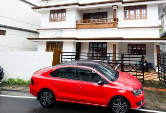 4BR AC House near Edappally Lulu Mall & AIMS Kochi has Balcony rooms