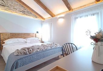 Casa Cuccagna Chioggia Vista Canal Vena allows 18 year olds to book a room