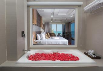 Royal Beach Boutique Resort & Spa Koh Samui has Balcony rooms