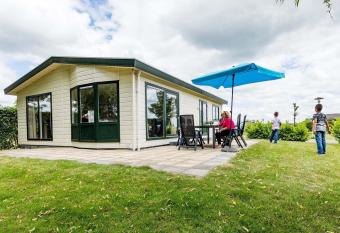 Detached chalet with dishwasher, on a holiday park, 8 km from beautiful Hoorn has Balcony rooms