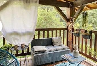 La maison pr  s du Lac has Balcony rooms