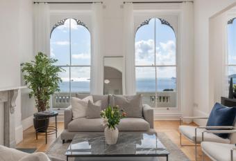 FOX ON THE HOE has Balcony rooms