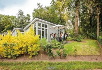 Comfortable chalet with dishwasher, within De Veluwe has Balcony rooms