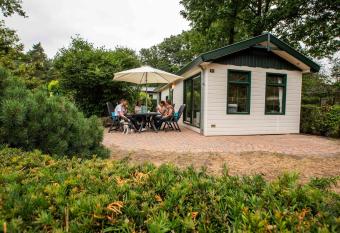 Comfortable chalet with WiFi, in a holiday park in the middle of De Veluwe has Balcony rooms