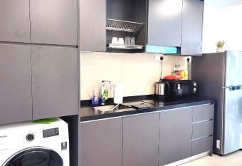 Encorp Marina Puteri Harbour,2 guests, Netflix has rooms with a private hot tub